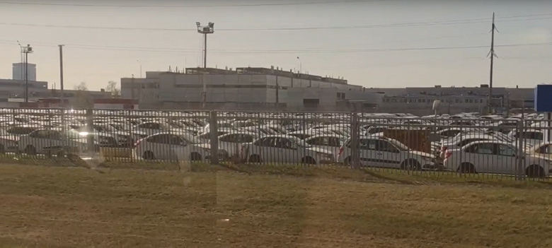 «Белое море из автомобилей Lada Granta разливается на ВАЗе», — сотни некомплектных машин показали на видео